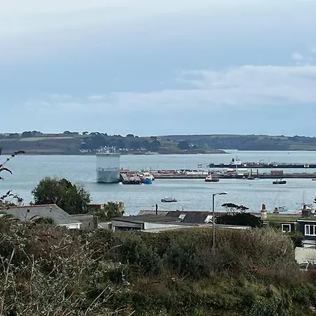 4 Porth Gwel, Sea View & Parking Apartment *
