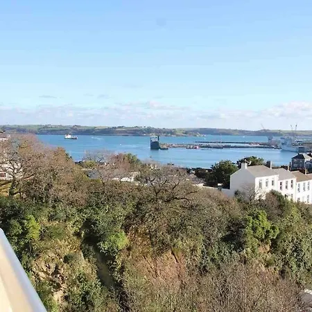 4 Porth Gwel, Sea View & Parking Apartment *